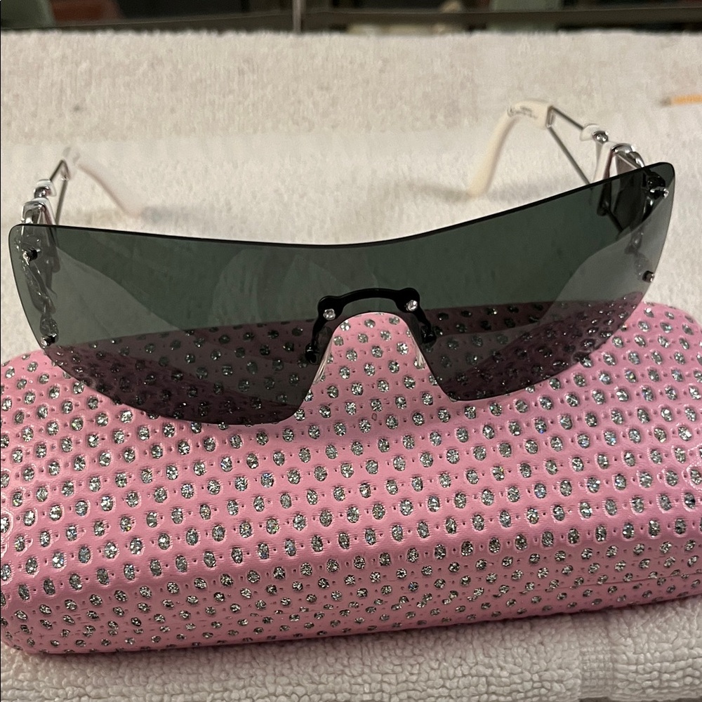 🎀🤍🎀🤍🎀 CHRISTIAN DIOR HEART RHINESTONE SUNGLASSES🎀🤍🎀 - Picture 2 of 9